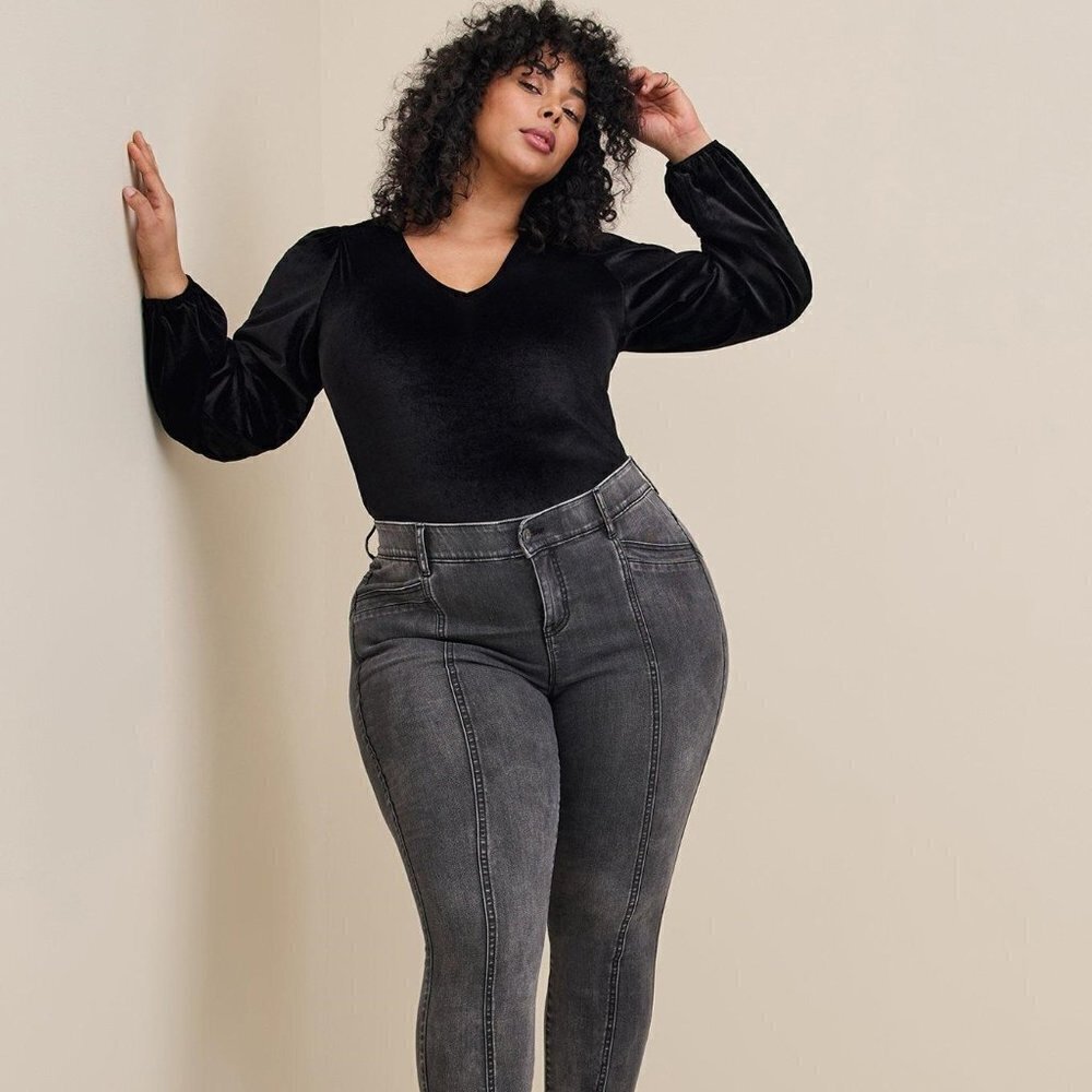 Torrid - Stretch Velvet V-Neck Long Sleeve Bodysuit in Deep Black​​​​​​​​ - Picture 2 of 15